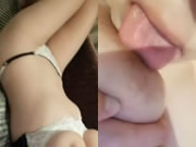 Mädchen mit großen Brüsten masturbiert