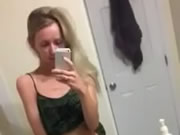 Blonder winziger Teenager spielt mit Muschi